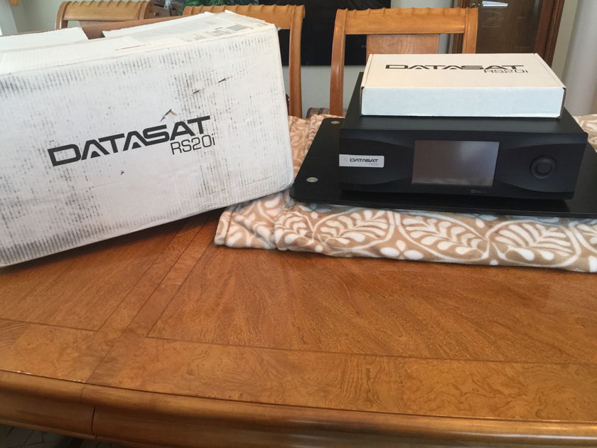 Datasat RS20i DATASAT RS20i MINT CONDITION BARELY USED BLACK MODEL