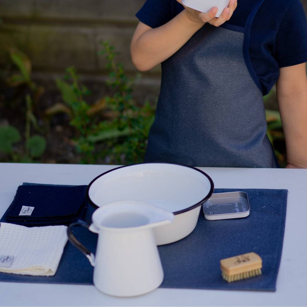 Un petit garçon utilise des couverts enfant pour dresser le couvert