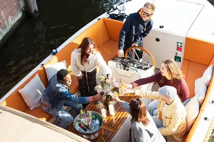 Hidden Amsterdam: Boat Cruise with Live Guide and Drinks