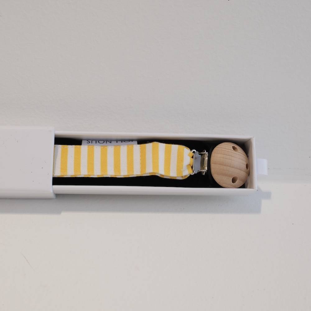 Attache-tétine élégant de la marque suisse 'Joli Nous', un accessoire premium pour bébé, alliant design raffiné et qualité exceptionnelle OEKO-TEX fabriqué portugal