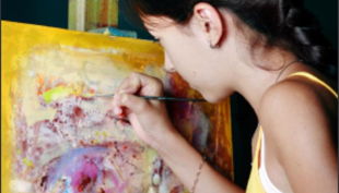 mädchen beim malen kunstwerkstatt rhythm and arts