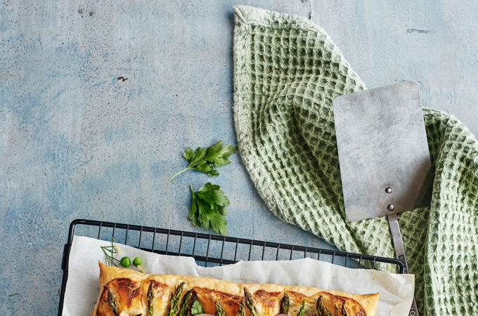 Tarte feuilletée aux asperges et aux petits pois