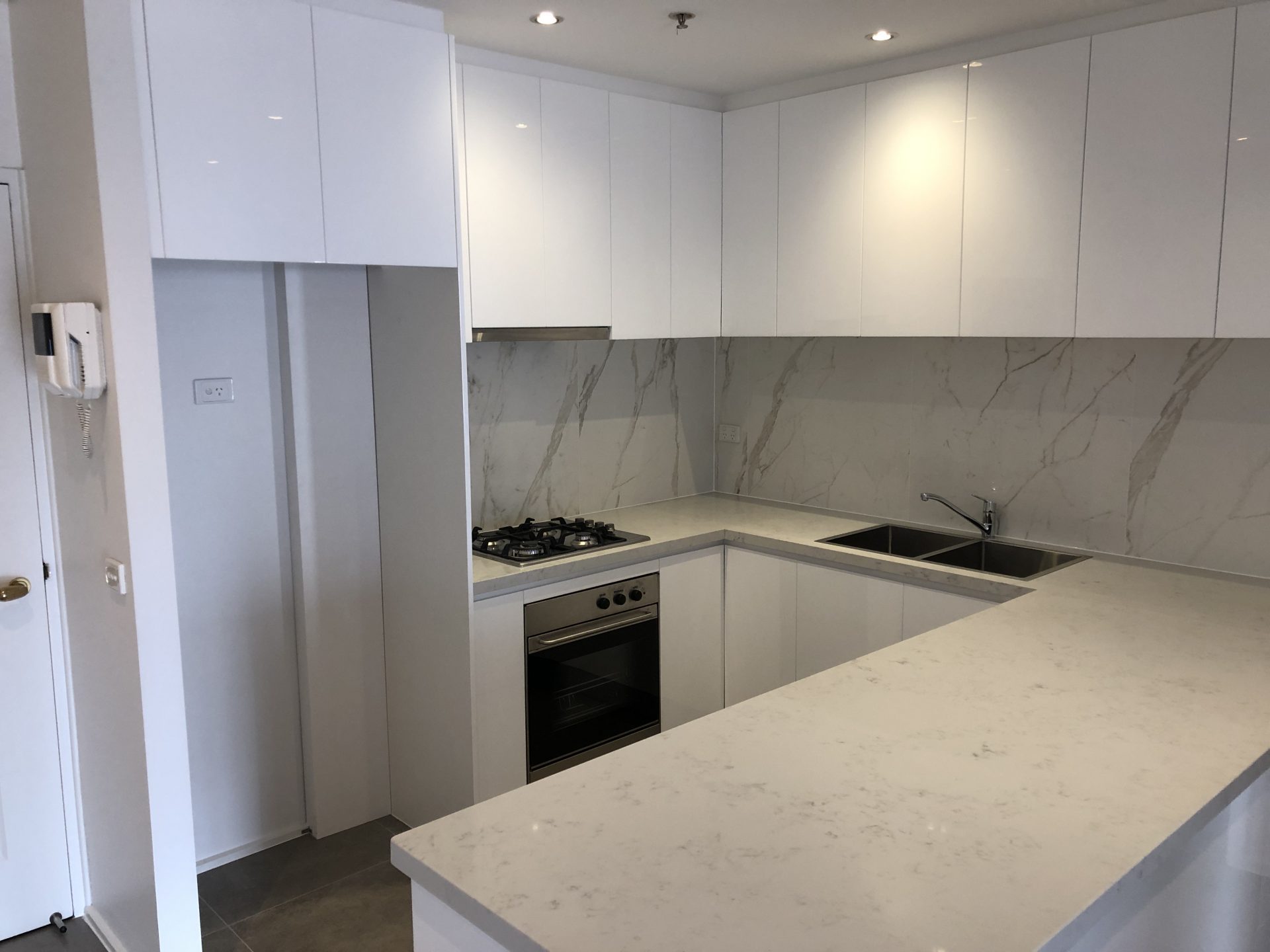 FOR LEASE Luxury Living Complimented by DAZZLING City / Park Views!!!