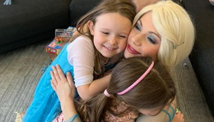 party antonia umarmung