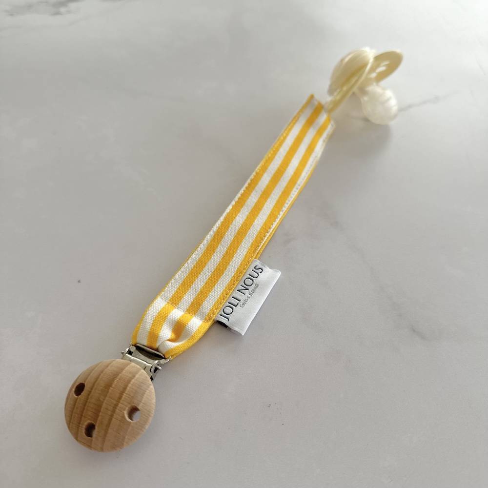 gigoteuse réversible fraises rouge blanc crème lumineux cadeau bebe élégant de la marque suisse Joli Nous, un accessoire premium pour bébé, alliant design raffiné et qualité exceptionnelle