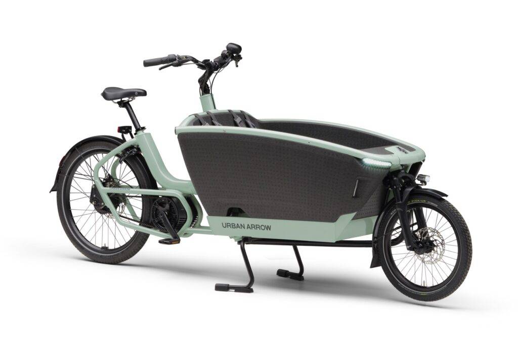 Urban Arrow Family bakfiets in zijaanzicht met grote bak voorop en Bosch-middenmotor, gebouwd voor dagelijks vervoer van kinderen.