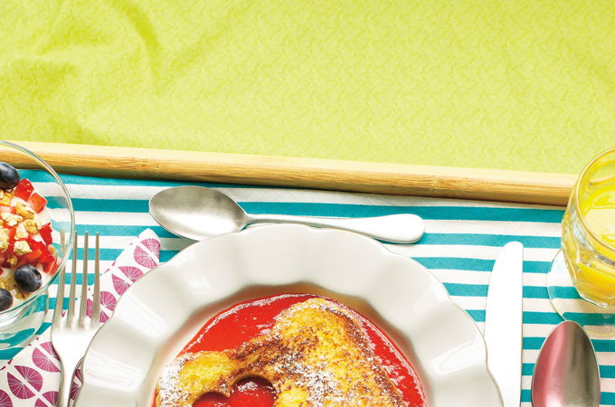 Pain doré et coulis de fraises