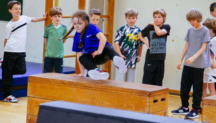 adventure movements parkour ninja warrior ferienkurs ferienbetreuung ferienprogramm kindergeburtstag regensburg