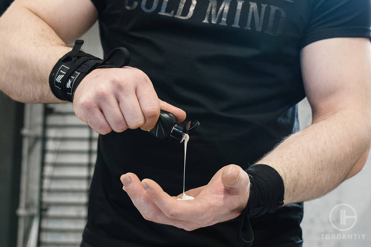 athlete using liquid chalk