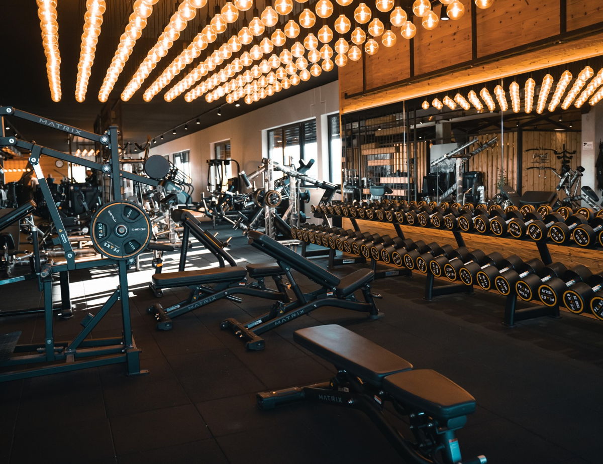 Stilvolle Fitnessstudio-Einrichtung in Isny mit mattschwarzen Kraftgeräten und Holzdesign