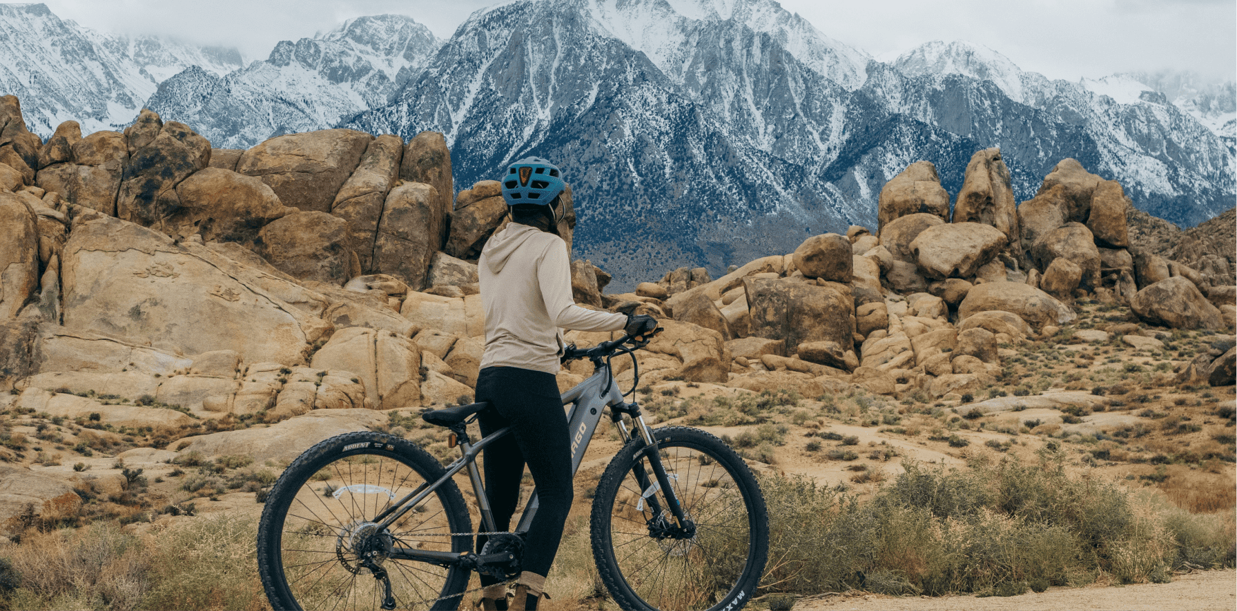 mujer en ruta de bicicleta reacondicionada electrica de montaña viendo el panorama