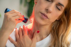 How to Use Red Light Therapy at Home: A Clinician’s Guide