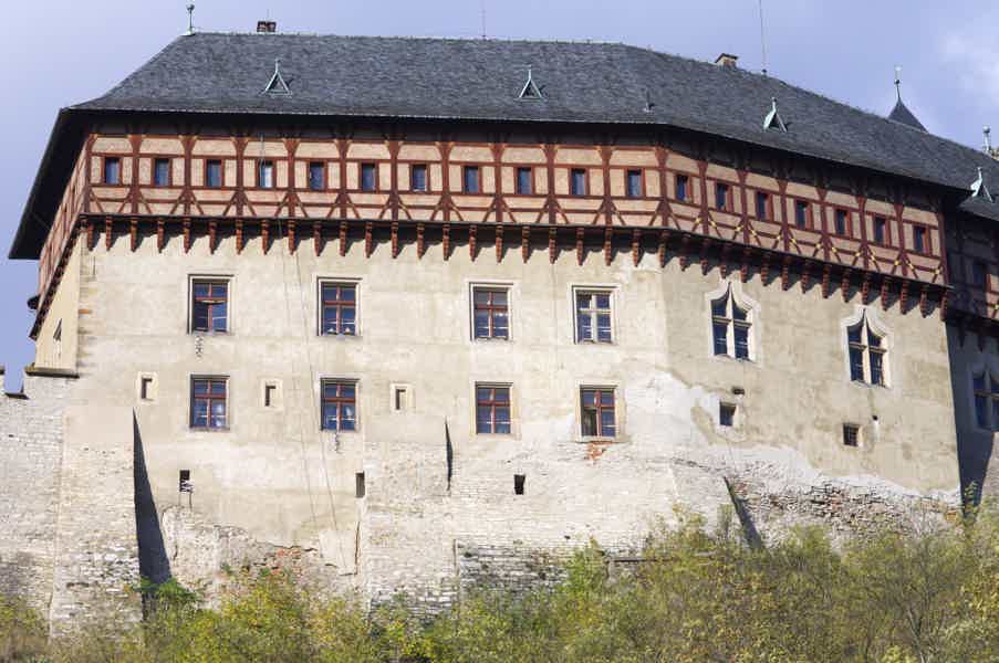 Fairytale Karlstejn Castle in Retro-Style Car - photo 3