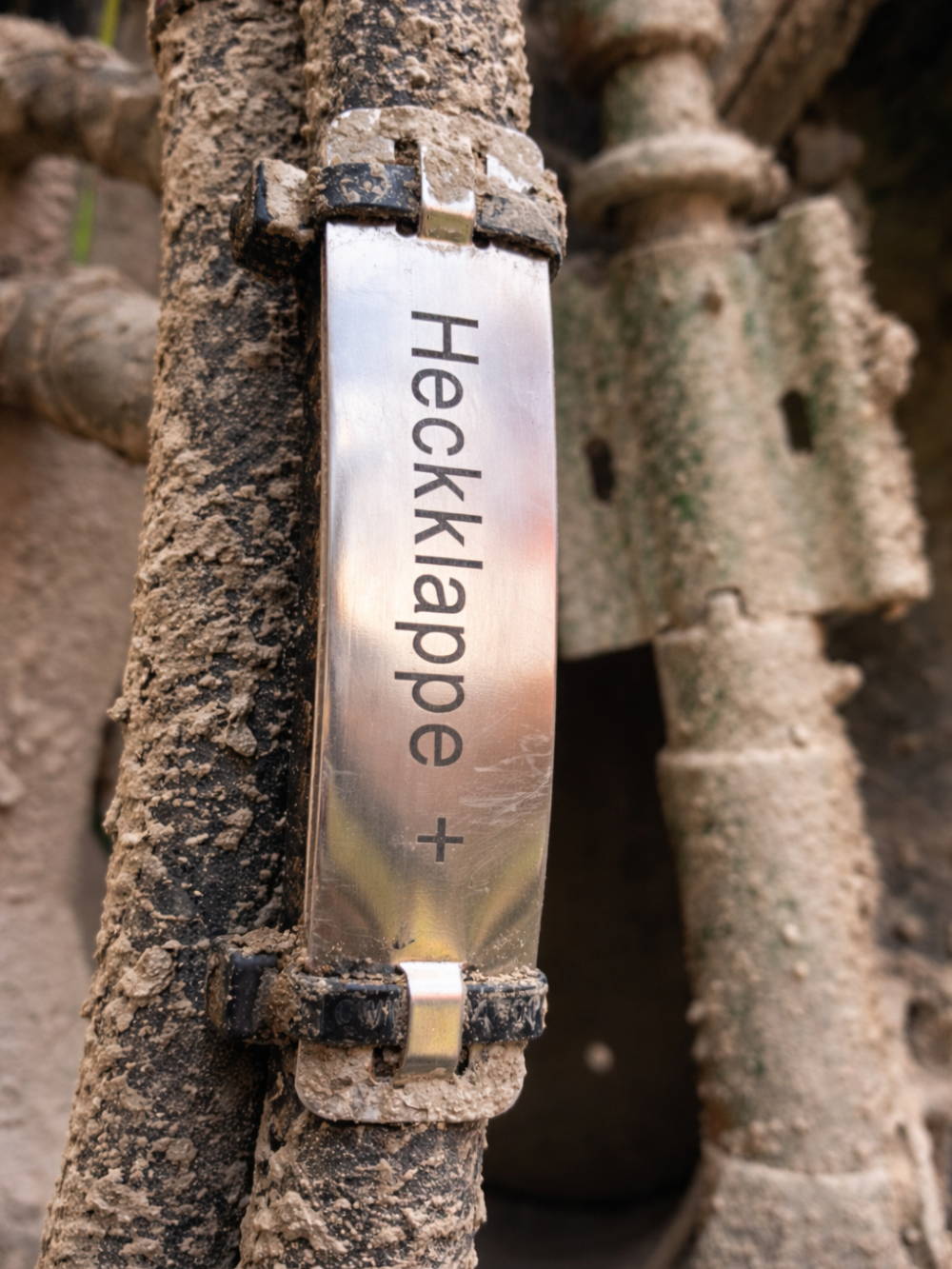 Laserbeschriftetes Edelstahlschild mit klarer, abriebfester Markierung