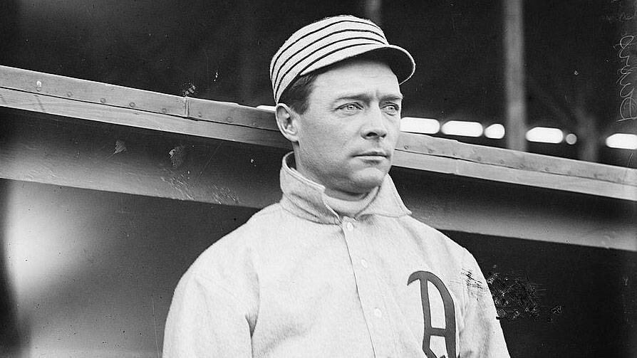 A black and white photo of the baseball player Harry Davis in 1909.
