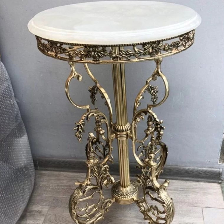 Der Tisch. Onyx-Bronze