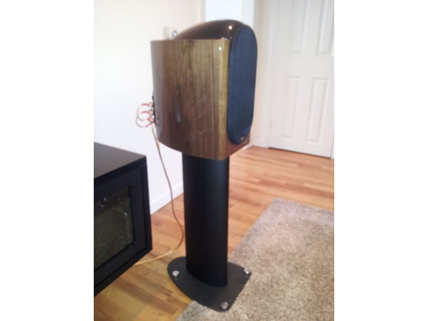 Kef 201/2 4 months old w/stands Better than dynaudio C1