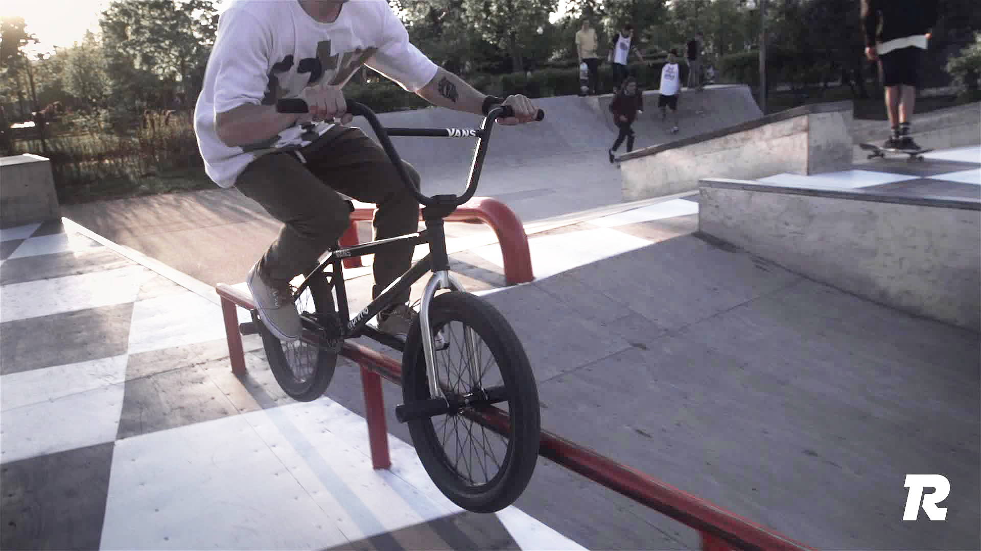 Trick bikes with online pegs