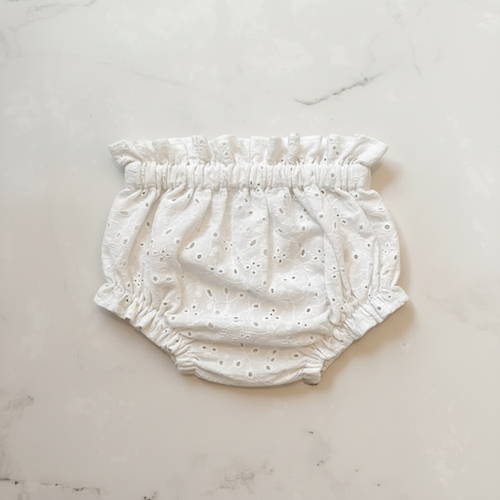Bloomer blanc broderie anglaise dentelle bébé blanc en coton certifié OEKO-TEX, confortable et stylé, parfait sur une couche ou avec des collants, fabriqué au Portugal