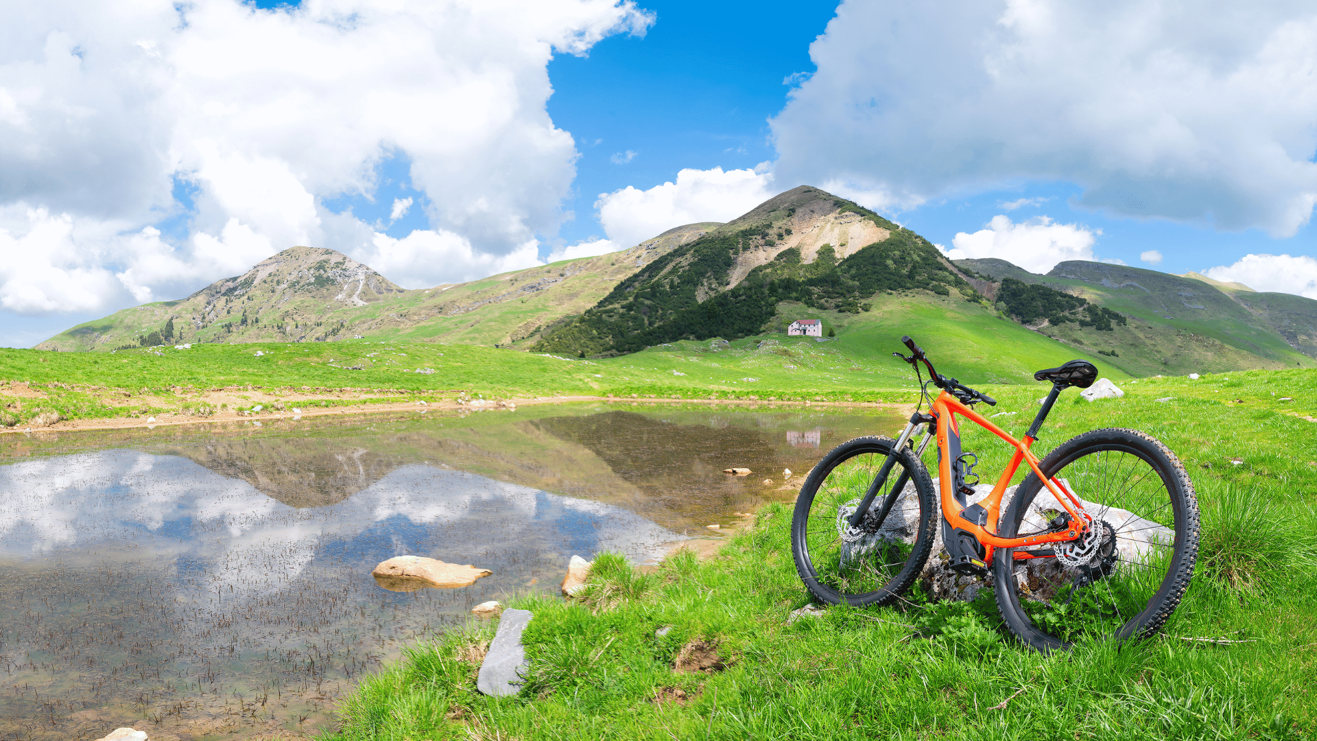 elektrische mountainbike aan berg