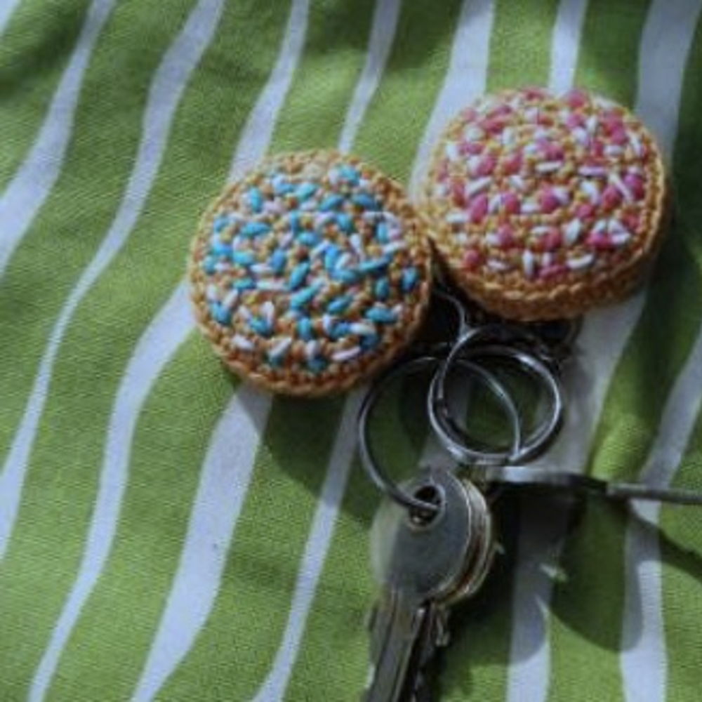 Crochet pattern for a keychain with a Dutch tradition of blue and white aniseeds on crisp bread.