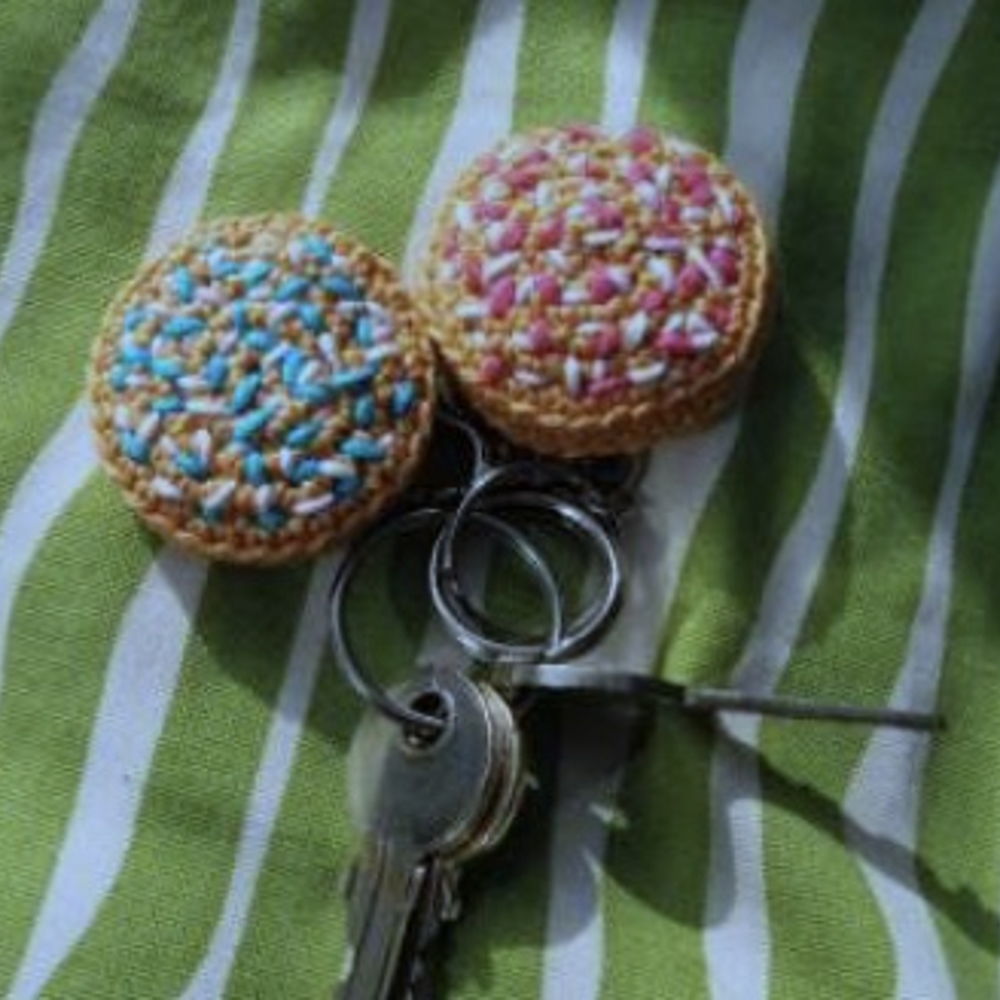 Crochet pattern for a keychain with a Dutch tradition of blue and white aniseeds on crisp bread.