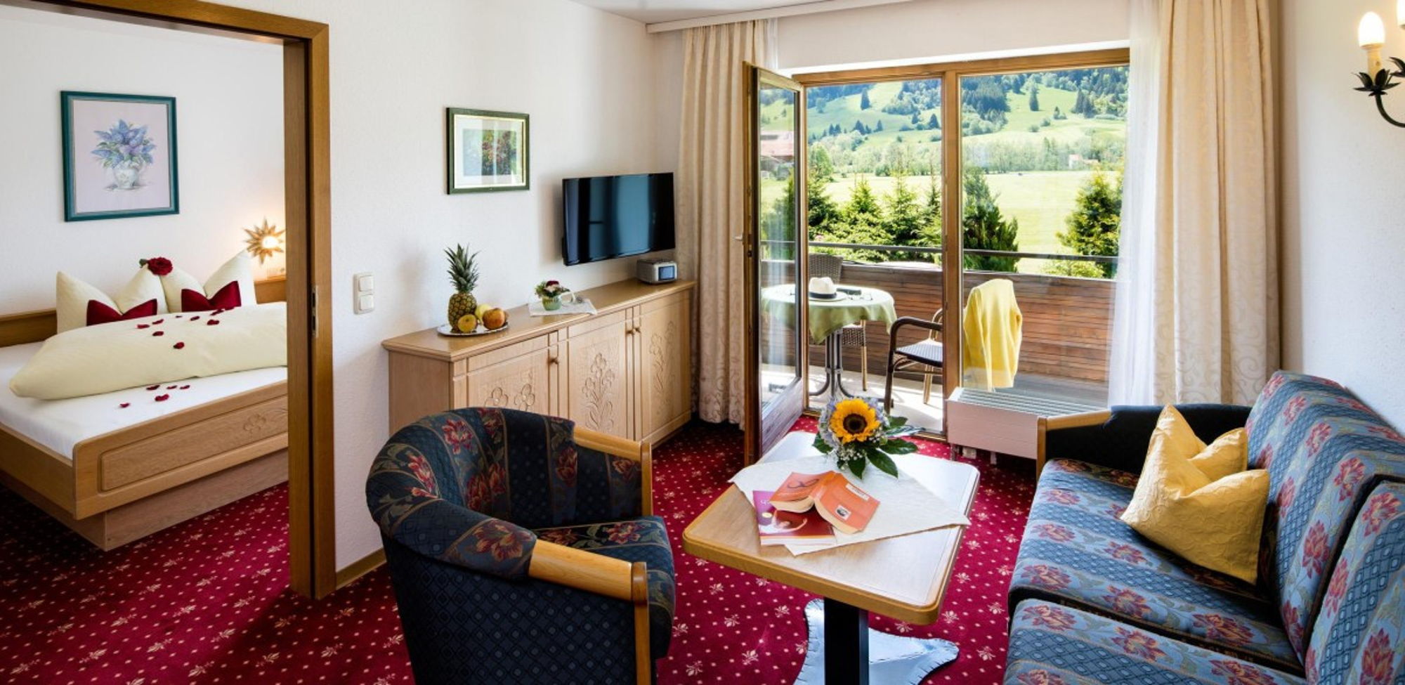 Gemütliches Schlafzimmer mit Doppelbett für eine erholsame Nacht im Allgäu