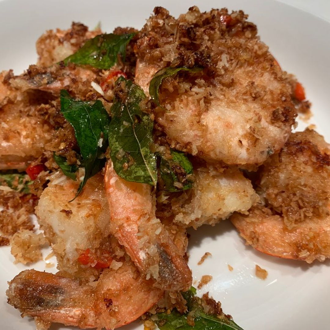 This is a wonderful recipe.  Nice aromatic curry leaves, grated coconut texture, sweetness of the prawns, and spiciness of bird-eye chillies mixed in butter with garlic, shallot.  We are very thankful to Nyonya Cooking.