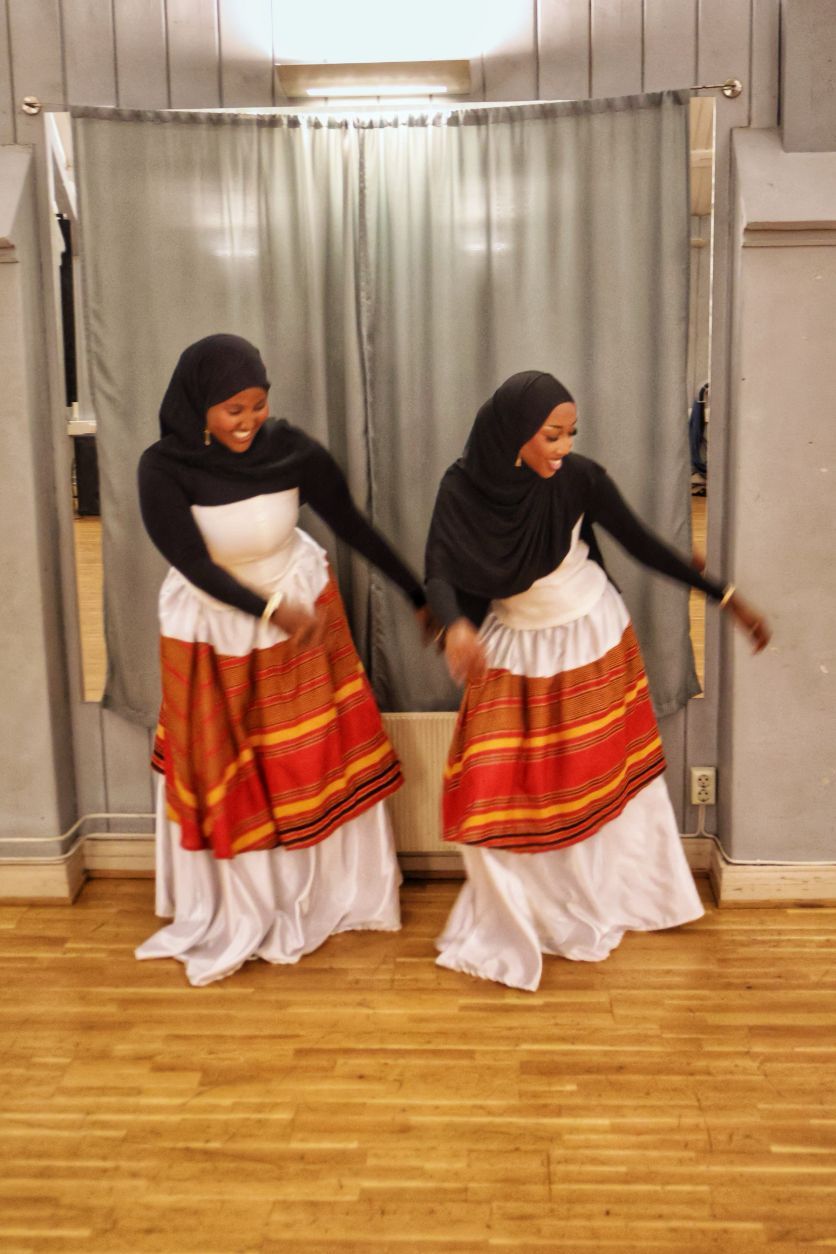Beruula og Zainab danser dhaanto i tradisjonelle kostymer