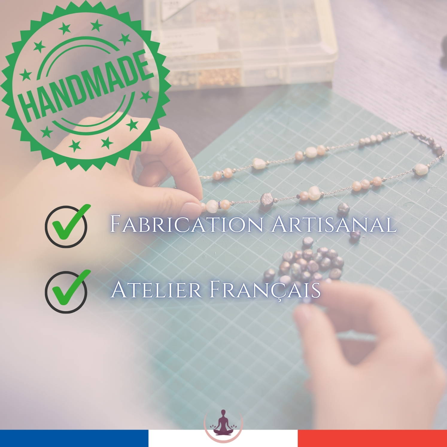 Fabrication artisanale française d’un bracelet Hokee Minéraux, perles montées à la main dans un atelier français.