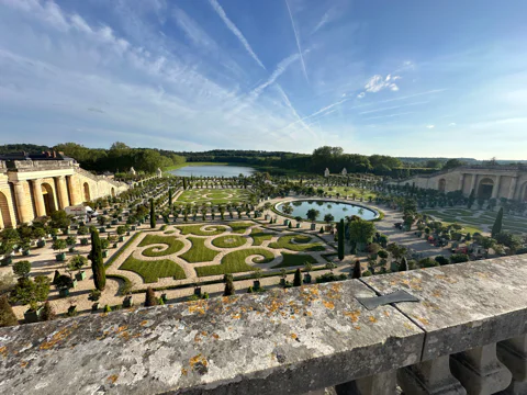 Paris to Versailles: Guided Palace & Garden Experience