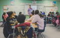 Classe de lycée avec des étudiant assis et écoutant un professeur