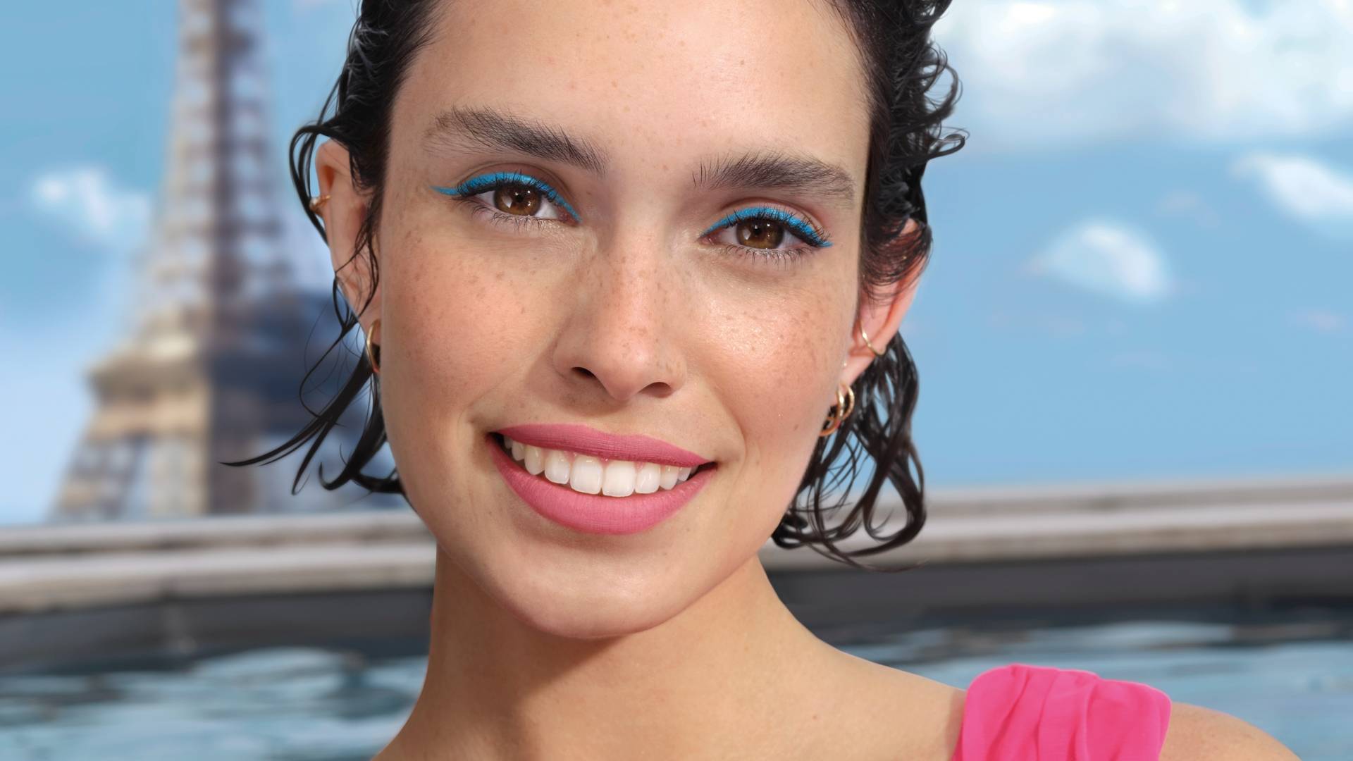 Maquillage coloré avec un eyeliner bleu et rouge à lèvres rose, look festival Bourjois