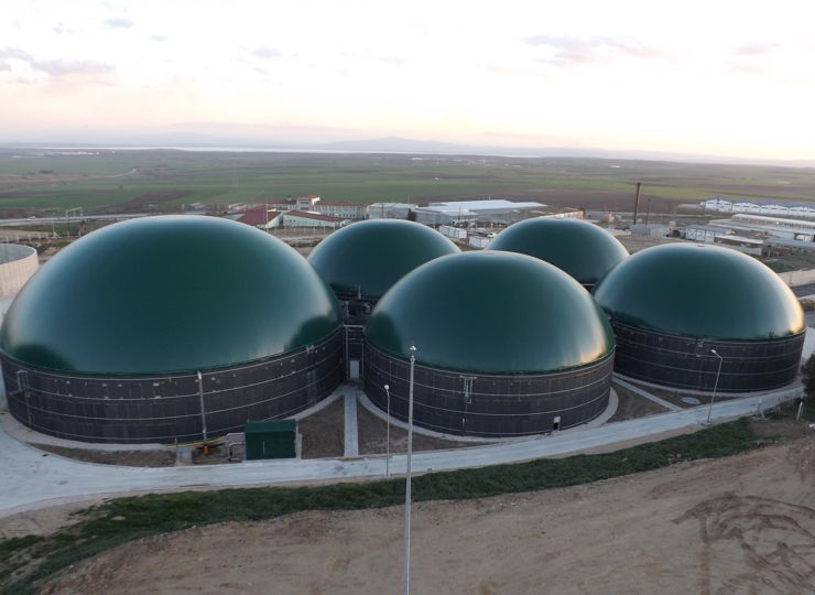 Mehrere Doppelmembrangasspeicher einer großen Biogasanlage