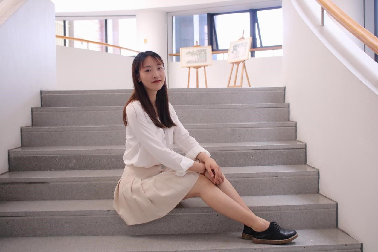 Zhao Xin sitting on some steps