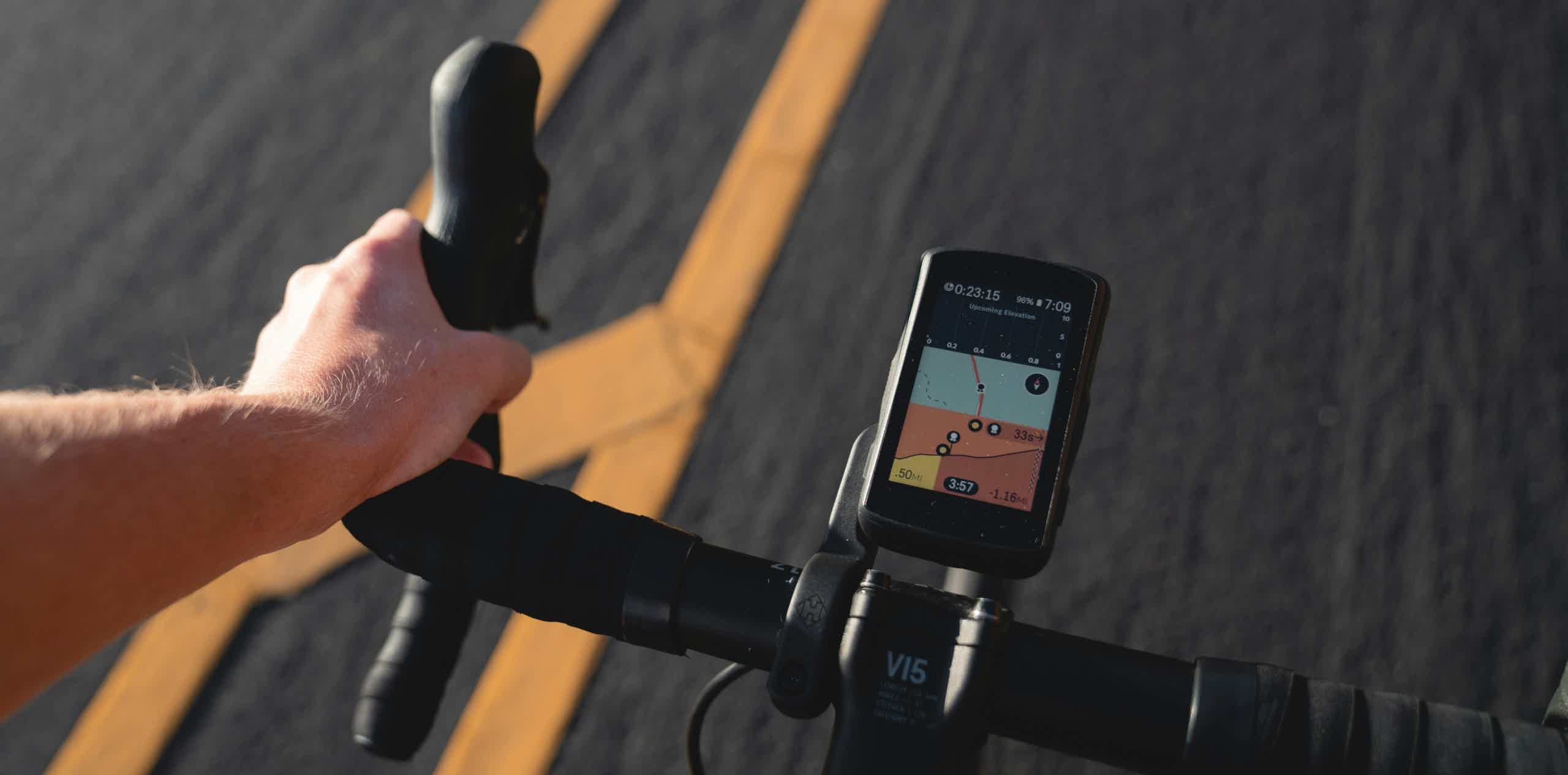 Imagen de recurso de una persona rodando encima de una bicicleta eléctrica con su ruta en la pantalla mediante el uso de una app.