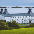 Vue sur le bâtiment principal de la distillerie Laphroaig sur l'île d'Islay dans les Hébrides intérieures d'Ecosse