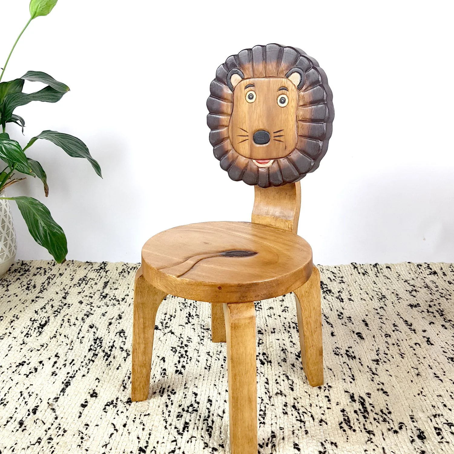 Children’s wooden chair: Lion themed with solid backrest - Image 5