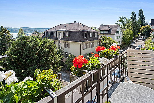  Zürich
- Die gut erreichbaren Wohngebiete nahe des Zürcher Stadtkerns punkten mit einer attraktiven Auswahl an Immobilien, kurzen Wegen und einem wunderbaren Blick auf das Seeufer