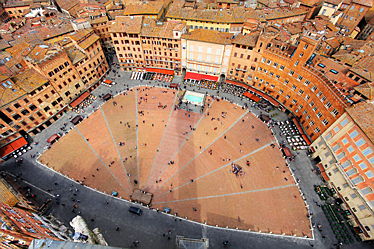  Siena
- Piazza del Campo