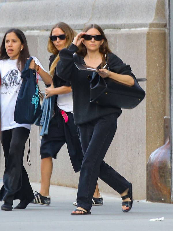 Image may contain: Heidi Ewing, Ashley Olsen, People, Person, Adult, Pedestrian, Teen, Accessories, Glasses, Bag, and Handbag