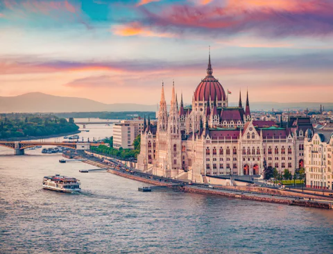 Sunrise SUP to the heart of Budapest
