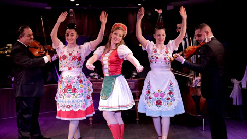 Dinner Cruise with Operetta and Folklore Show