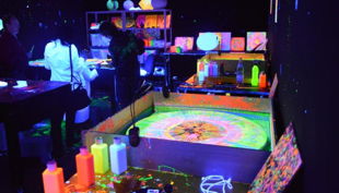 bg pit pat wonderland kreativraum neon flaschen