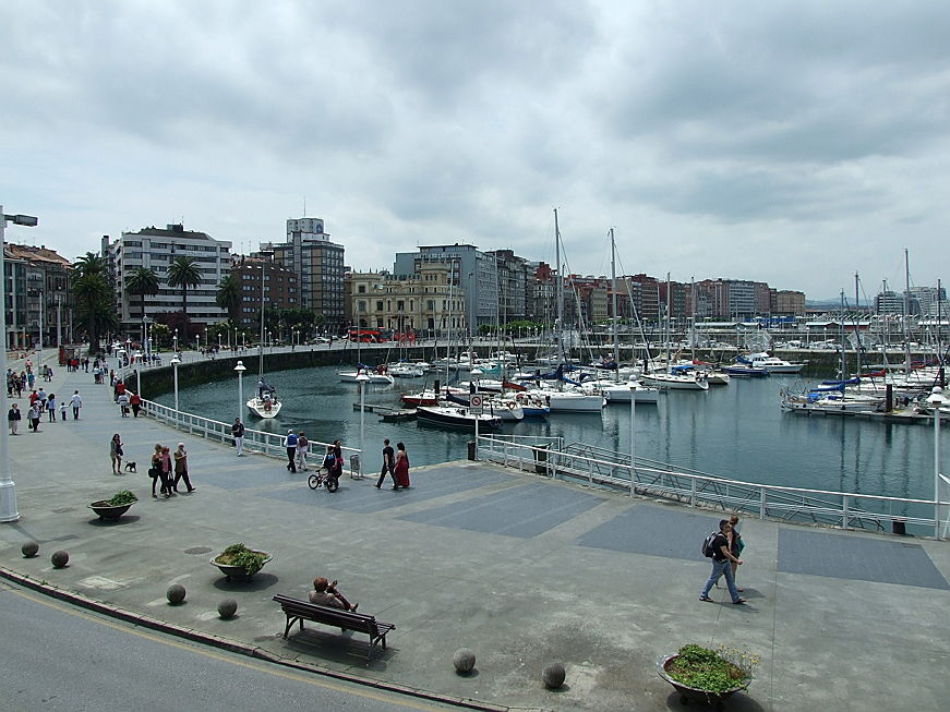  y de 16:30h a 19:30h
- Vista del Puerto deportivo de Gijón, desde la Cuesta del Cholo