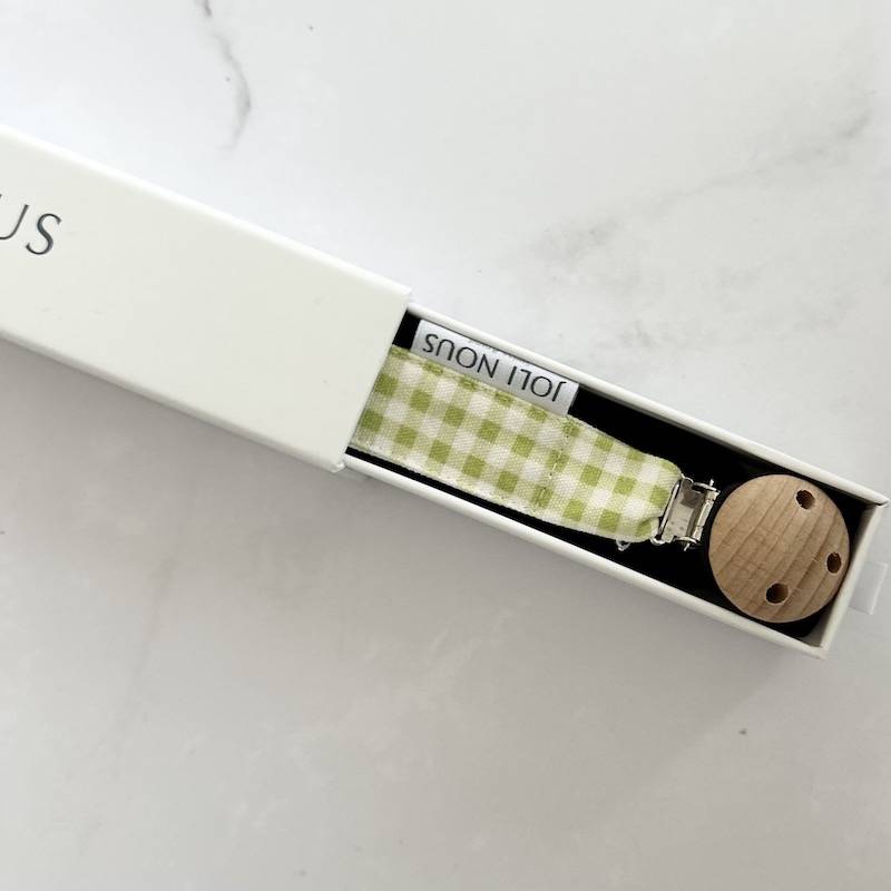 Attache-tétine élégant de la marque suisse 'Joli Nous', un accessoire premium pour bébé, alliant design raffiné et qualité exceptionnelle