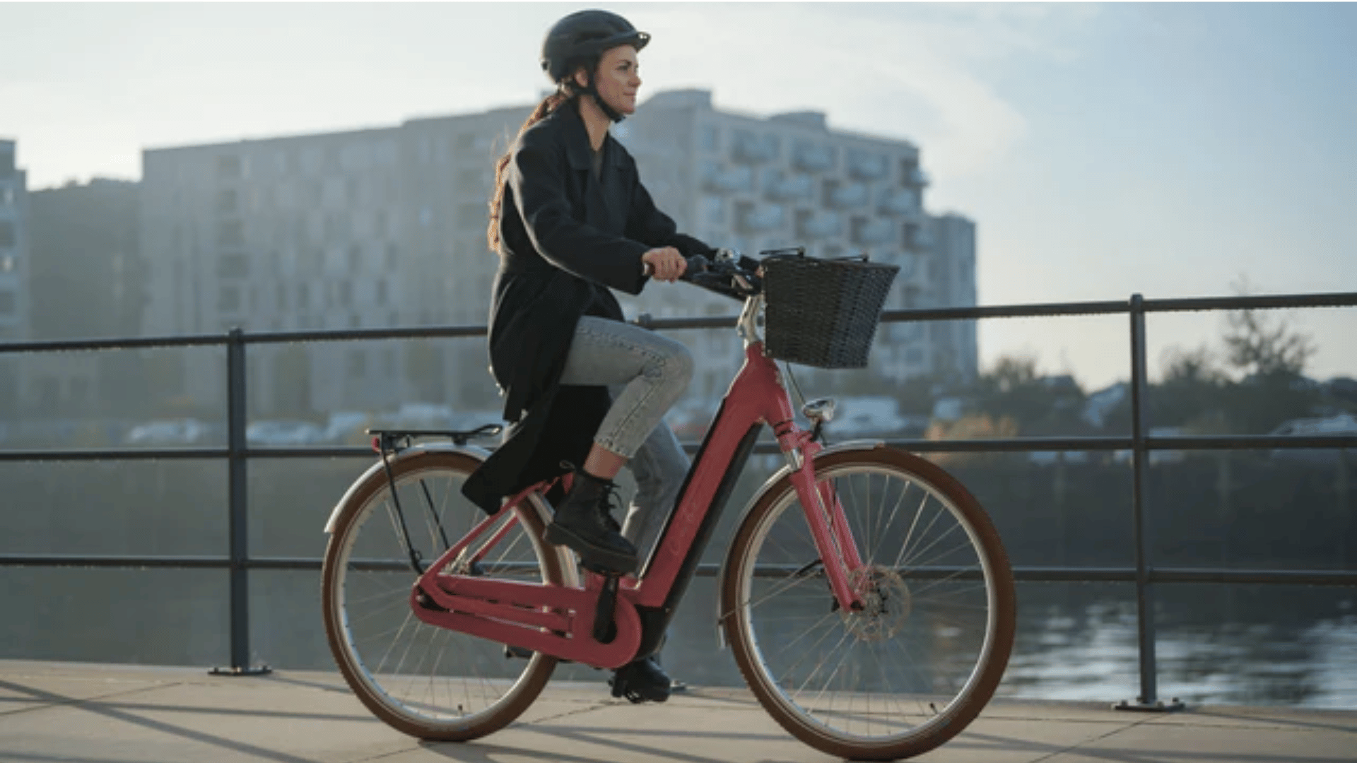 vrouw op trekkingfiets