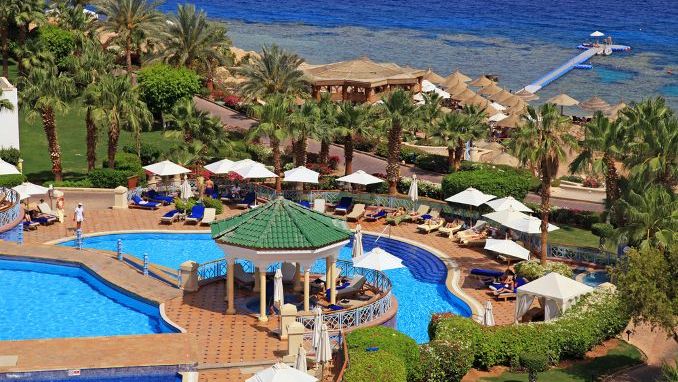 Beautiful sea view on tropical luxury resort hotel , Red Sea beach in Sharm el Sheikh, Egypt. — Stock Editorial Photography
