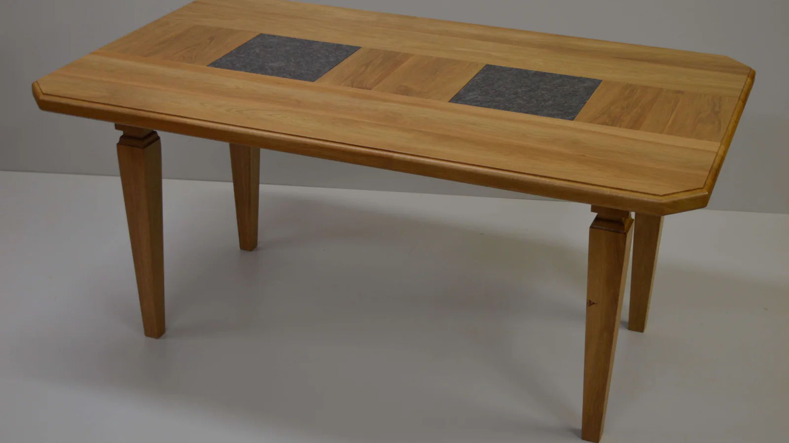 Wohnzimmertisch in Eiche mit eingelegten Granitplatten