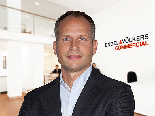 Berlin
- Rackham F. Schröder, Geschäftsführer von Engel & Völkers Commercial Berlin